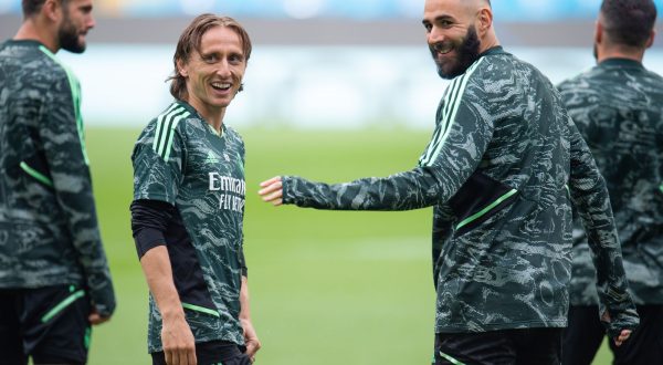 epa10631917 Real Madrid's players Luka Modric (L) and  Karim Benzema (R) attend a training session held at the Etihad Stadium, Manchester, Britain, 16 May 2023. Real Madrid face Manchester City in a UEFA Champions League semi-finals, 2nd leg soccer match on 17 May.  EPA/PETER POWELL