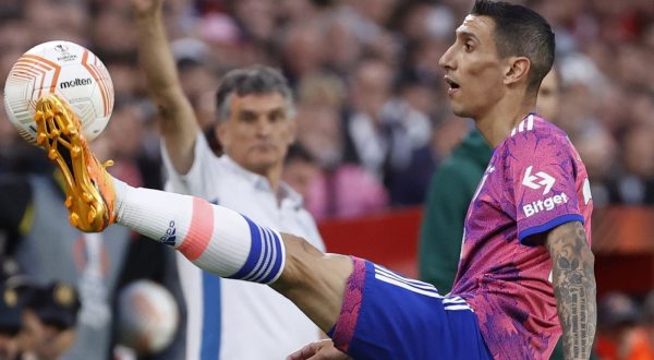 epa10637515 Juventus' Angel Di Maria in action during the UEFA Europa League second leg semi final soccer match between Sevilla FC and Juventus at Sanchez Pizjuan stadium in Sevilla, southern Spain, 18 May 2023.  EPA/JULIO MUNOZ