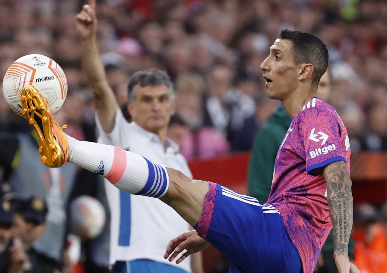 epa10637515 Juventus' Angel Di Maria in action during the UEFA Europa League second leg semi final soccer match between Sevilla FC and Juventus at Sanchez Pizjuan stadium in Sevilla, southern Spain, 18 May 2023.  EPA/JULIO MUNOZ