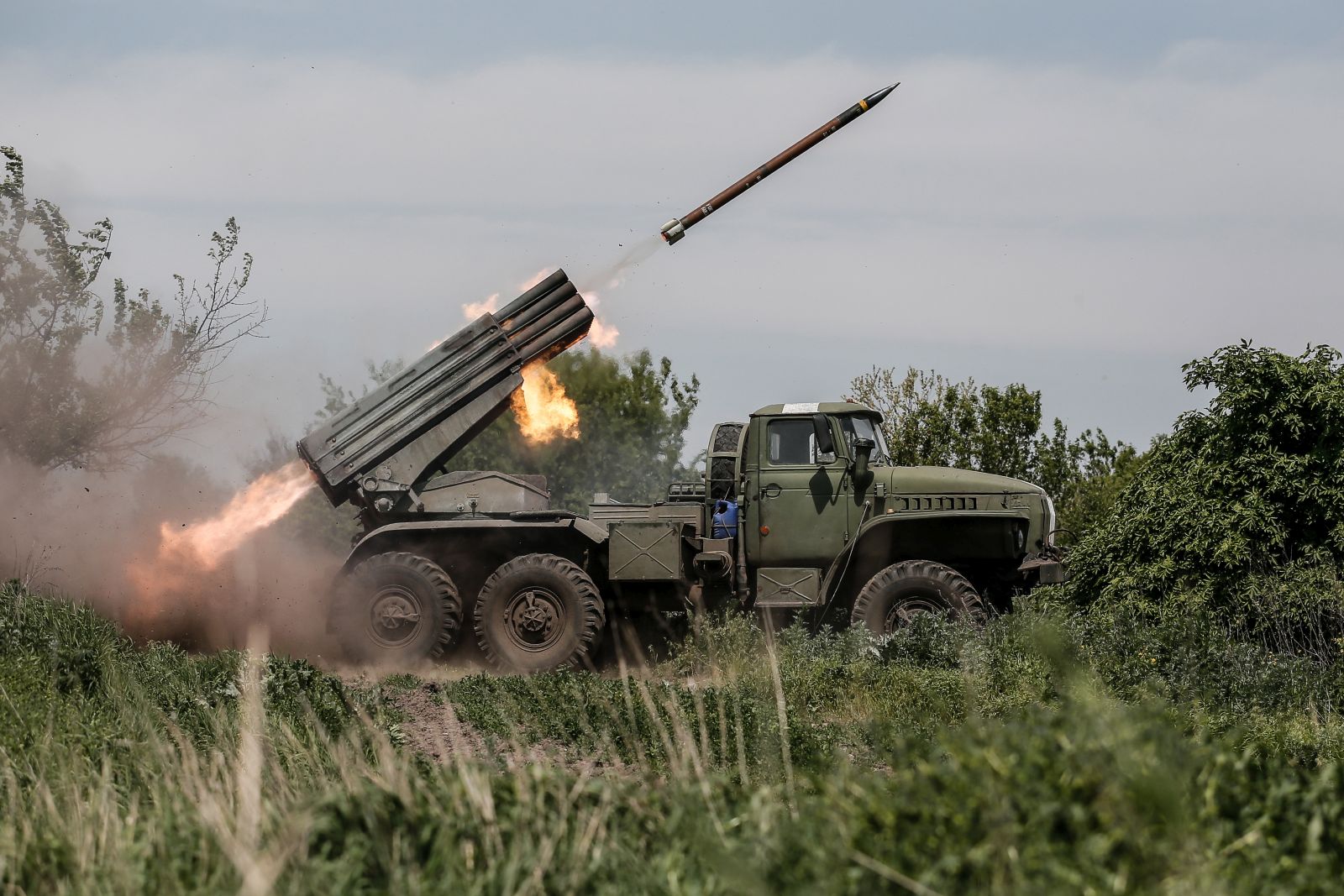 epa10638729 Ukrainian servicemen from the 24th Mechanized Brigade 'King Danylo' fire a BM-21 'Grad' multiple rocket launcher system (MLRS) in the direction of the frontline city of Bakhmut, at an undisclosed location, Donetsk region, eastern Ukraine, 19 May 2023, amid the Russian invasion. The frontline city of Bakhmut, a key target for Russian forces, has seen heavy fighting for months. Russian troops on 24 February 2022, entered Ukrainian territory, starting a conflict that has provoked destruction and a humanitarian crisis.  EPA/OLEG PETRASYUK