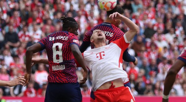 epa10641300 Leipzig's Amadou Haidara (L) in action against Munich's Matthijs de Ligt during the German Bundesliga soccer match between FC Bayern Munich vs RB Leipzig in Munich, Germany, 20 May 2023.  EPA/Leonhard Simon (ATTENTION: The DFL regulations prohibit any use of photographs as image sequences and/or quasi-video.)