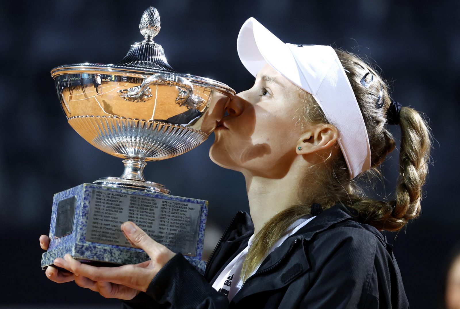 epa10642252 Elena Rybakina of Kazakhstan kisses the trophy after winning her women's singles final match against Anhelina Kalinina of Ukraine  during the Italian Open tennis tournament in Rome, Italy, 20 May 2023.  EPA/FABIO FRUSTACI
