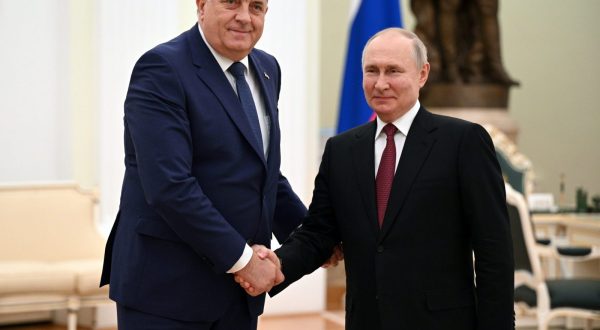 epa10648514 President of Republika Srpska Milorad Dodik (L) and Russian President Vladimir Putin shake hands during their meeting at the Kremlin in Moscow, Russia, 23 May 2023. Putin thanked Dodlik for Republika Srpska's impartial stance towards the war in Ukraine.  EPA/ALEXEY FILIPOV/SPUTNIK/KREMLIN POOL MANDATORY CREDIT