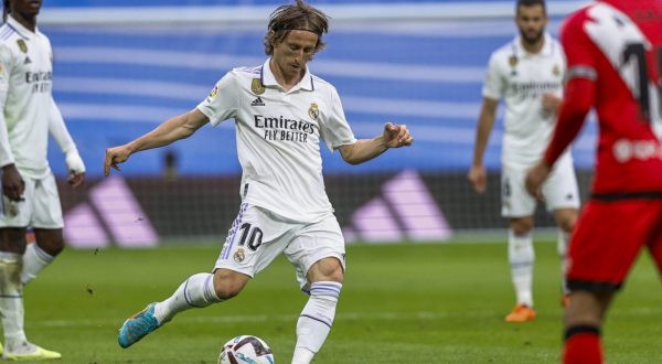 epa10650994 Real Madrid's midfielder Luka Modric in action during the Spanish LaLiga soccer match between Real Madrid and Rayo Vallecano, in Madrid, Spain, 24 May 2023.  EPA/Rodrigo Jimenez
