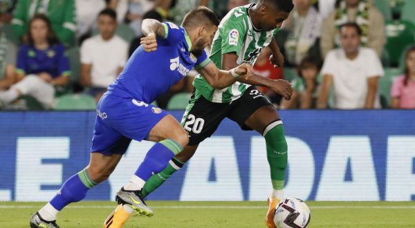 epa10651393 Getafe's Portu (L) in action against Betis's Abner Vinicius (R)during the Spanish LaLiga soccer match between Real Betis and Getafe CF in Seville, Spain, 23 May 2023.  EPA/Jose Manuel Vidal