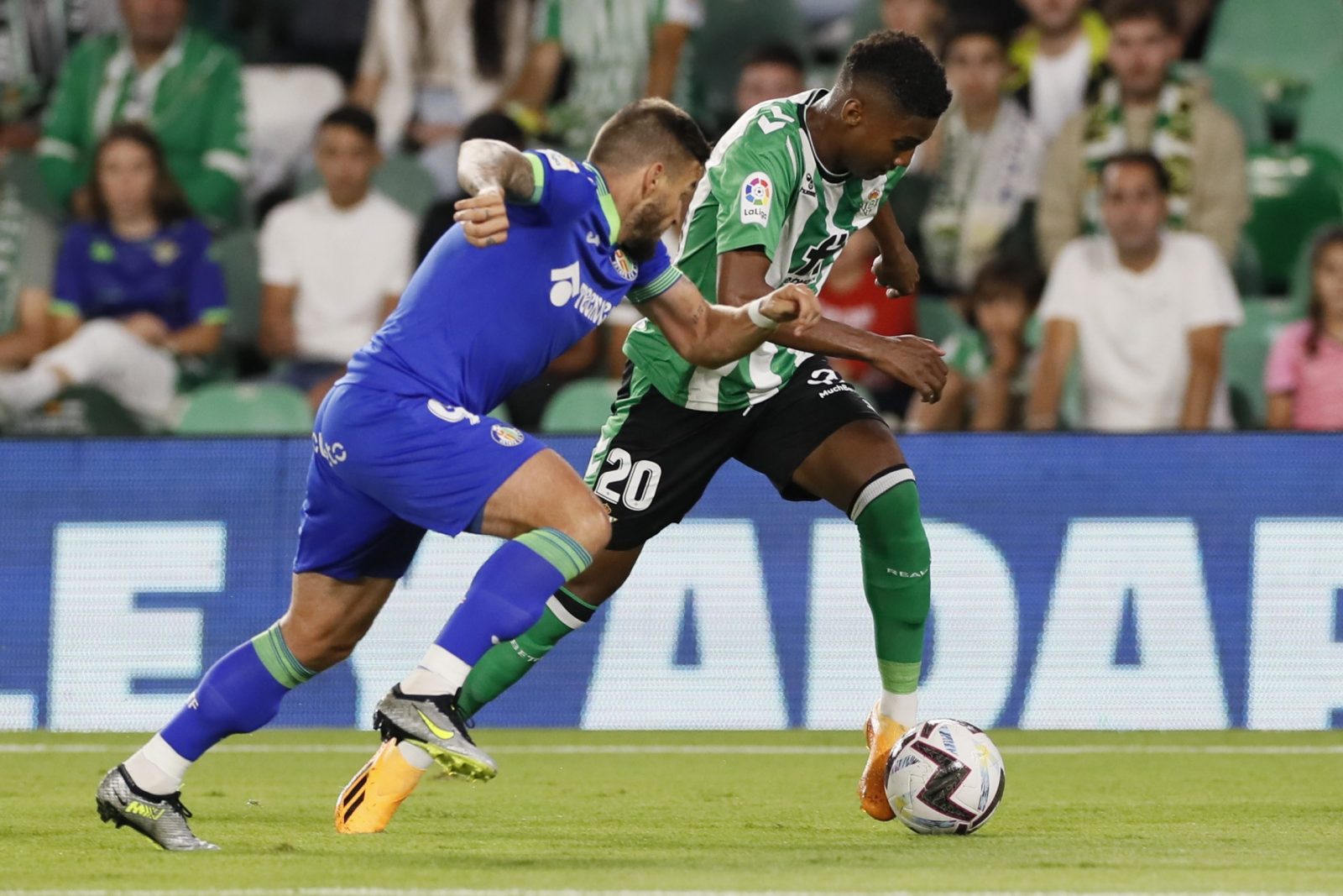 epa10651393 Getafe's Portu (L) in action against Betis's Abner Vinicius (R)during the Spanish LaLiga soccer match between Real Betis and Getafe CF in Seville, Spain, 23 May 2023.  EPA/Jose Manuel Vidal