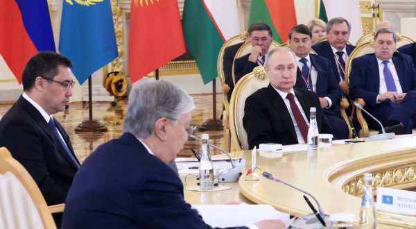 epa10653095 Kyrgyz President Sadyr Japarov (L), Kazakh President Kassym-Jomart Tokayev (2-L) and Russian President Vladimir Putin (C) attend an expanded format meeting of the Supreme Eurasian Economic Council at the Kremlin in Moscow, Russia, 25 May 2023.  EPA/MIKHAIL METZEL / SPUTNIK / KREMLIN POOL MANDATORY CREDIT