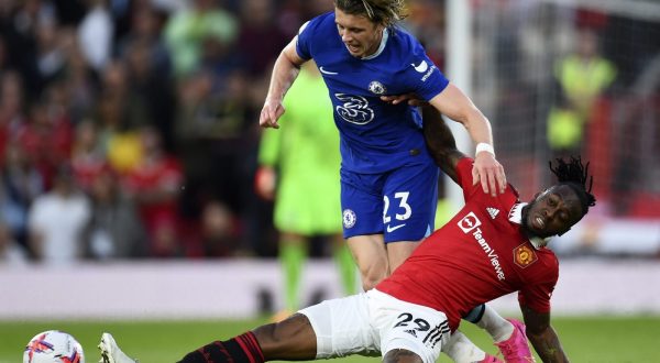 epa10654247 Aaron Wan-Bissaka (R) of Manchester United and Conor Gallagher (L) of Chelsea in action during the English Premier League soccer match between Manchester United and Chelsea FC, in Manchester, Britain, 25 May 2023.  EPA/PETER POWELL EDITORIAL USE ONLY. No use with unauthorized audio, video, data, fixture lists, club/league logos or 'live' services. Online in-match use limited to 120 images, no video emulation. No use in betting, games or single club/league/player publications.
