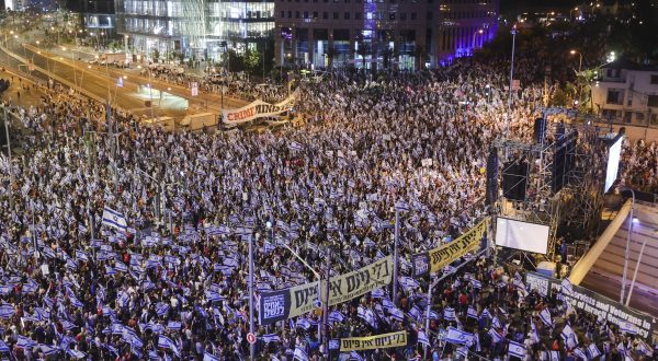 epaselect epa10658183 Anti-government protesters carry Israeli flags as they gather during a protest against the justice system reform in Tel Aviv, Israel, 27 May 2023. Mass protests against the government's justice system reform plan continue across the country. Protesters have been calling for the reforms to be scrapped and for Prime Minister Benjamin Netanyahu to resign.  EPA/ABIR SULTAN