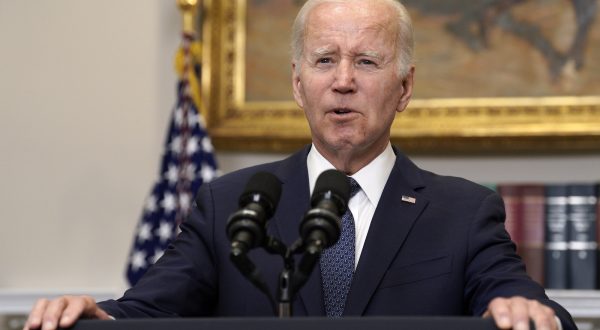 epa10661209 US President Joe Biden delivers remarks after striking a bipartisan deal on the debt ceiling, in the Roosevelt Room of the White House in Washington, DC, USA, 28 May 2023.  EPA/Yuri Gripas / POOL