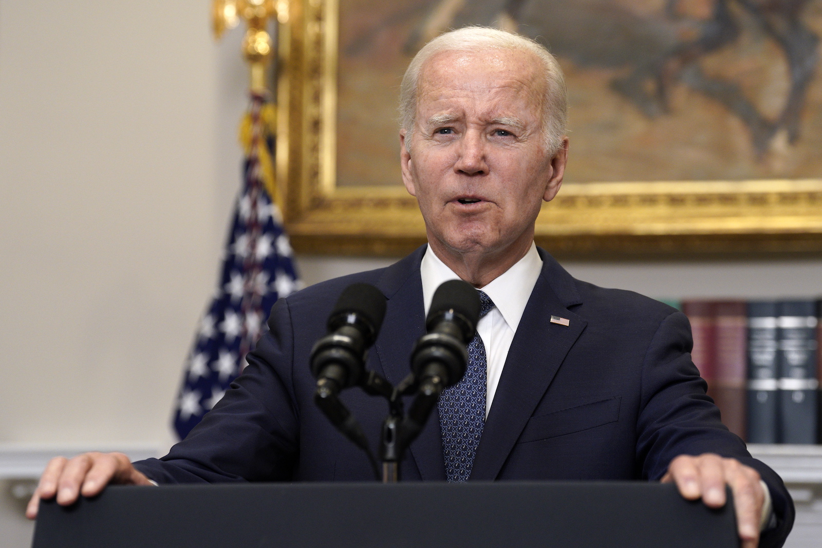 epa10661209 US President Joe Biden delivers remarks after striking a bipartisan deal on the debt ceiling, in the Roosevelt Room of the White House in Washington, DC, USA, 28 May 2023.  EPA/Yuri Gripas / POOL