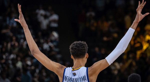 epa10663920 Mets 92's Victor Wembanyama reacts during the French Elite Basketball playoffs semi finals 2nd game match between Boulogne-Levallois Metropolitans 92 and ASVEL Villeurbanne in Paris, France, 30 May 2023.  EPA/CHRISTOPHE PETIT TESSOIN