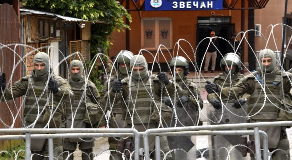 epa10664408 Soldiers of the Austrian contingent of the NATO-led international peacekeeping Kosovo Force (KFOR) set up a razor wire fence in front of the building of the municipality in Zvecan, Kosovo, 31 May 2023. At least 30 KFOR peacekeepers and 52 civilians were injured after clashes between security forces and ethnic Serbs broke out in Zvecan on 30 May 2023. Tensions continue in northern Kosovo’s region, with a majority of ethnic Serbian people, which arose after ethnic Albanians mayors took offices in four towns following elections boycotted by the Serbian community.  EPA/GEORGI LICOVSKI