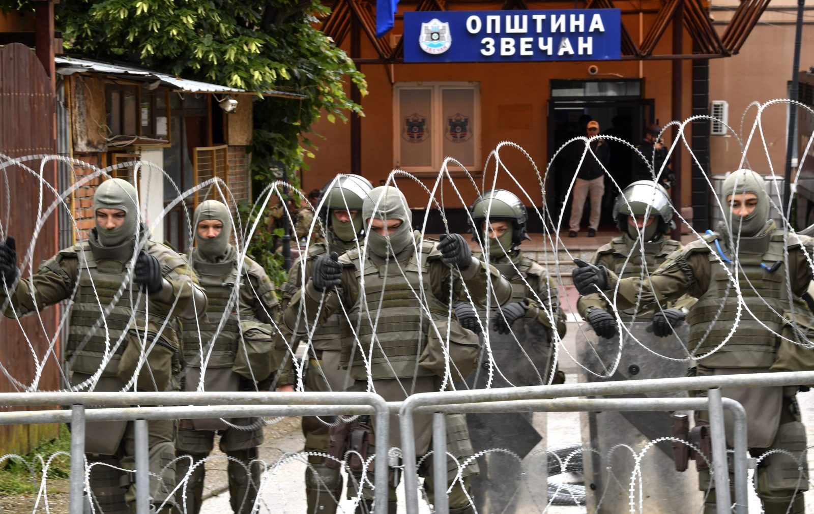 epa10664408 Soldiers of the Austrian contingent of the NATO-led international peacekeeping Kosovo Force (KFOR) set up a razor wire fence in front of the building of the municipality in Zvecan, Kosovo, 31 May 2023. At least 30 KFOR peacekeepers and 52 civilians were injured after clashes between security forces and ethnic Serbs broke out in Zvecan on 30 May 2023. Tensions continue in northern Kosovo’s region, with a majority of ethnic Serbian people, which arose after ethnic Albanians mayors took offices in four towns following elections boycotted by the Serbian community.  EPA/GEORGI LICOVSKI