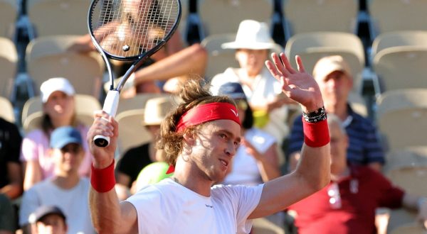 epa10665205 Andrey Rublev of Russia reacts as he plays Corentin Moutet of France in their Men's Singles second round match during the French Open Grand Slam tennis tournament at Roland Garros in Paris, France, 31 May 2023.  EPA/TERESA SUAREZ