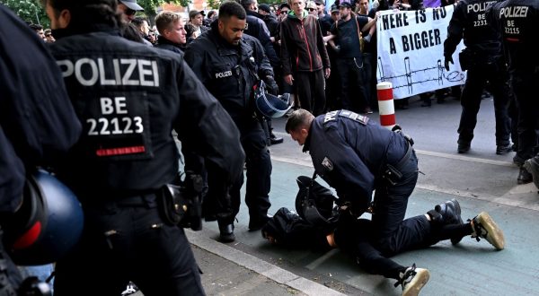 epa10665338 Police arrest a participant of a left wing protest held in solidarity with Lina E. in Berlin, Germany, 31 May 2023. A court in Dresden has sentenced a 28-year-old woman knows as Lina E. to five years and three months in prison for taking part in a series of attacks on neo-Nazis and other right-wing extremists over a period of two years.  EPA/FILIP SINGER