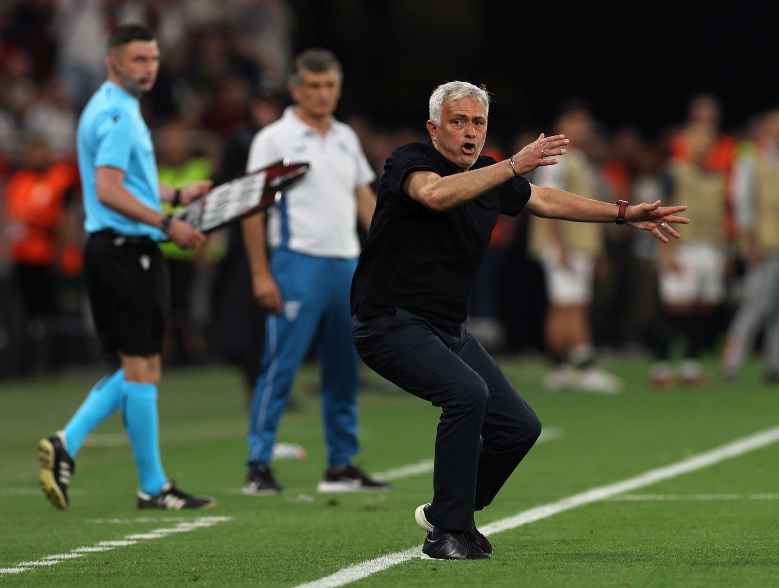 epa10665742 Roma head coach Jose Mourinho reacts during the UEFA Europa League final between Seviila FC and AS Roma, in Budapest, Hungary, 31 May 2023.  EPA/ANNA SZILAGYI