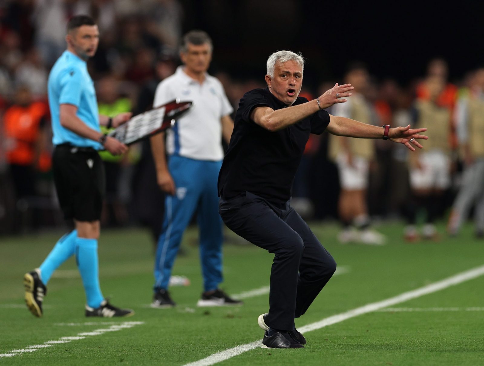 epa10665742 Roma head coach Jose Mourinho reacts during the UEFA Europa League final between Seviila FC and AS Roma, in Budapest, Hungary, 31 May 2023.  EPA/ANNA SZILAGYI