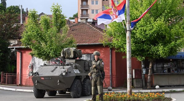 epa10666198 A soldier of the Austrian contingent of the NATO-led international peacekeeping Kosovo Force (KFOR) stands guard in Zvecan, Kosovo, 01 June 2023. At least thirty KFOR peacekeepers and fifty two civilians were injured after clashes between security forces and ethnic Serbs broke out in Zvecan on 29 May 2023. Tensions continue in the region of northern Kosovo, composed of a ethnic Serbian majority, which arose after ethnic Albanians mayors took offices in four towns following elections boycotted by the Serbian community.  EPA/GEORGI LICOVSKI