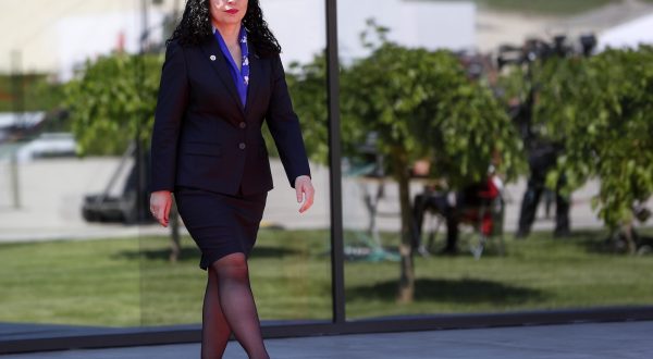 epa10666386 Kosovo's President Vjosa Osmani-Sadriu arrives for the European Political Community (EPC) Summit at the Mimi Castle in Bulboaca, Moldova, 01 June 2023. Moldova hosts the 2nd European Political Community Summit on 01 June 2023 at the Mimi Castle.  EPA/DUMITRU DORU