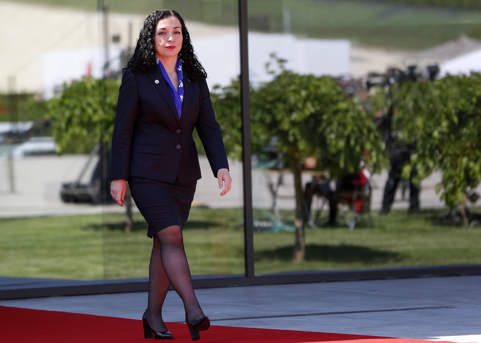 epa10666386 Kosovo's President Vjosa Osmani-Sadriu arrives for the European Political Community (EPC) Summit at the Mimi Castle in Bulboaca, Moldova, 01 June 2023. Moldova hosts the 2nd European Political Community Summit on 01 June 2023 at the Mimi Castle.  EPA/DUMITRU DORU