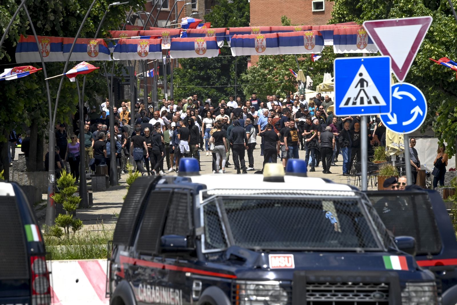 epa10666656 Soldiers of the Italian contingent of the NATO-led international peacekeeping Kosovo Force (KFOR) stand guard on the bridge between south and North Mitrovica, Kosovo, 01 June 2023. At least thirty KFOR peacekeepers and fifty two civilians were injured after clashes between security forces and ethnic Serbs broke out in Zvecan on 29 May 2023. Tensions continue in the region of northern Kosovo, composed of a ethnic Serbian majority, which arose after ethnic Albanians mayors took offices in four towns following elections boycotted by the Serbian community.  EPA/GEORGI LICOVSKI