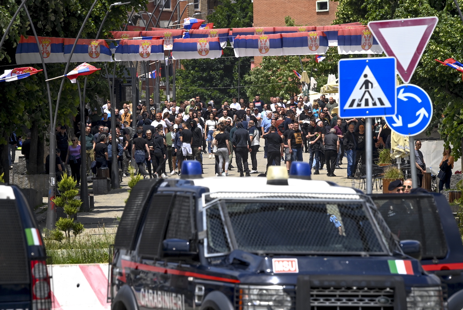 epa10666656 Soldiers of the Italian contingent of the NATO-led international peacekeeping Kosovo Force (KFOR) stand guard on the bridge between south and North Mitrovica, Kosovo, 01 June 2023. At least thirty KFOR peacekeepers and fifty two civilians were injured after clashes between security forces and ethnic Serbs broke out in Zvecan on 29 May 2023. Tensions continue in the region of northern Kosovo, composed of a ethnic Serbian majority, which arose after ethnic Albanians mayors took offices in four towns following elections boycotted by the Serbian community.  EPA/GEORGI LICOVSKI
