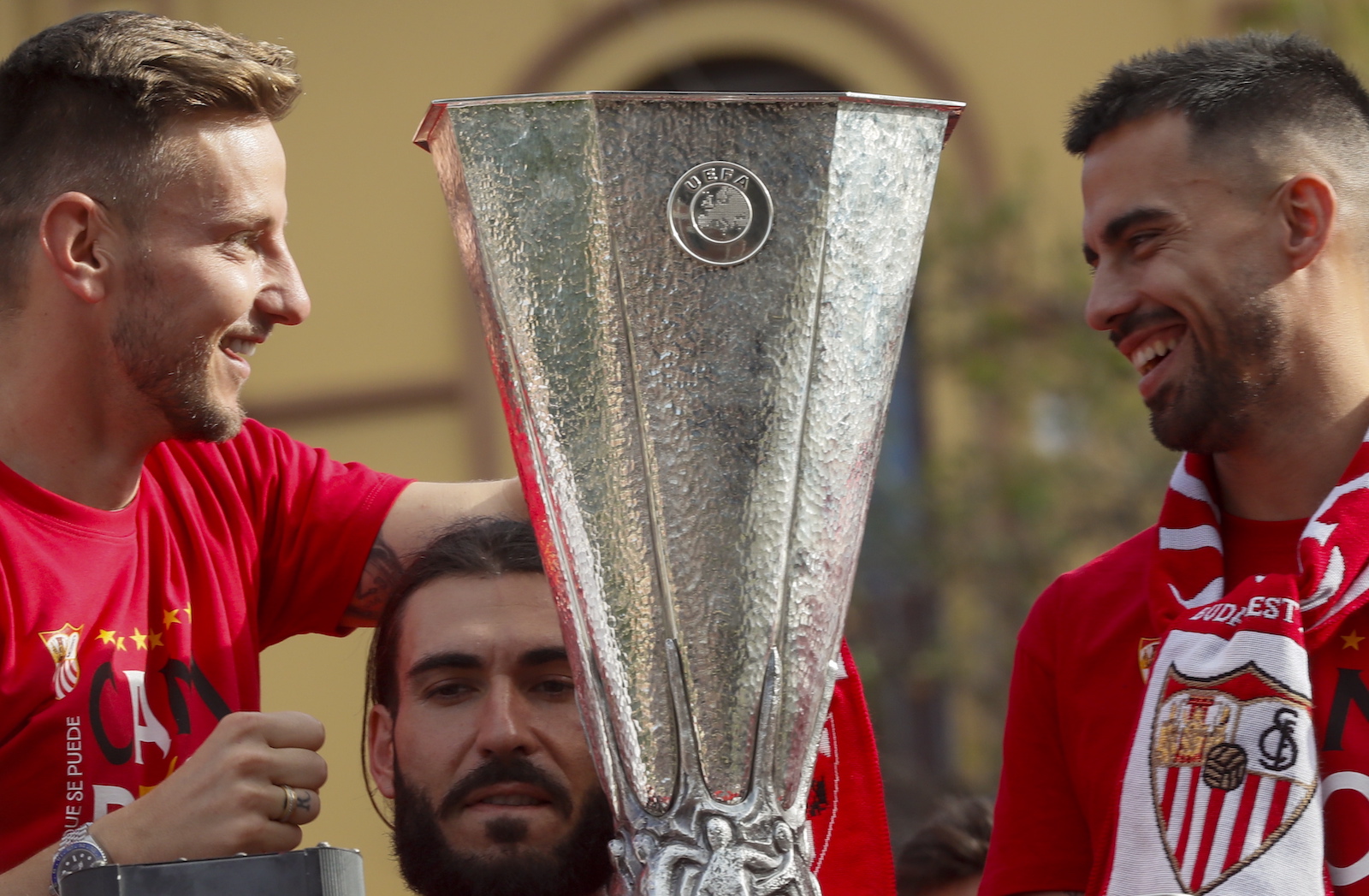 epa10667346 Sevilla's Ivan Rakitic (L) and Suso (R) take part in a parade to celebrate their victory in the UEFA Europa League final, in Seville, Spain, 01 June 2023. Sevilla won the final with 4-1 on penalties.  EPA/Jose Manuel Vidal