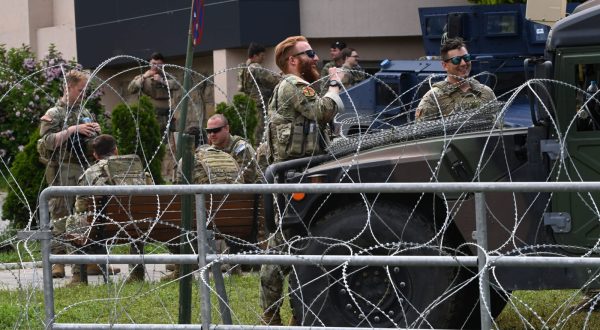 epa10668256 Soldiers of the US contingent of the NATO-led international peacekeeping Kosovo Force (KFOR) take positions in front of the municipality building in Leposavic, Kosovo, 02 June 2023. At least thirty KFOR peacekeepers and fifty two civilians were injured in clashes between security forces and ethnic Serbs in Zvecan on 29 May 2023. Tensions continue in northern Kosovo’s region, with majority of ethnic Serbian people, which arose after ethnic Albanians mayors took offices in four towns following elections boycotted by Serbian community.  EPA/GEORGI LICOVSKI