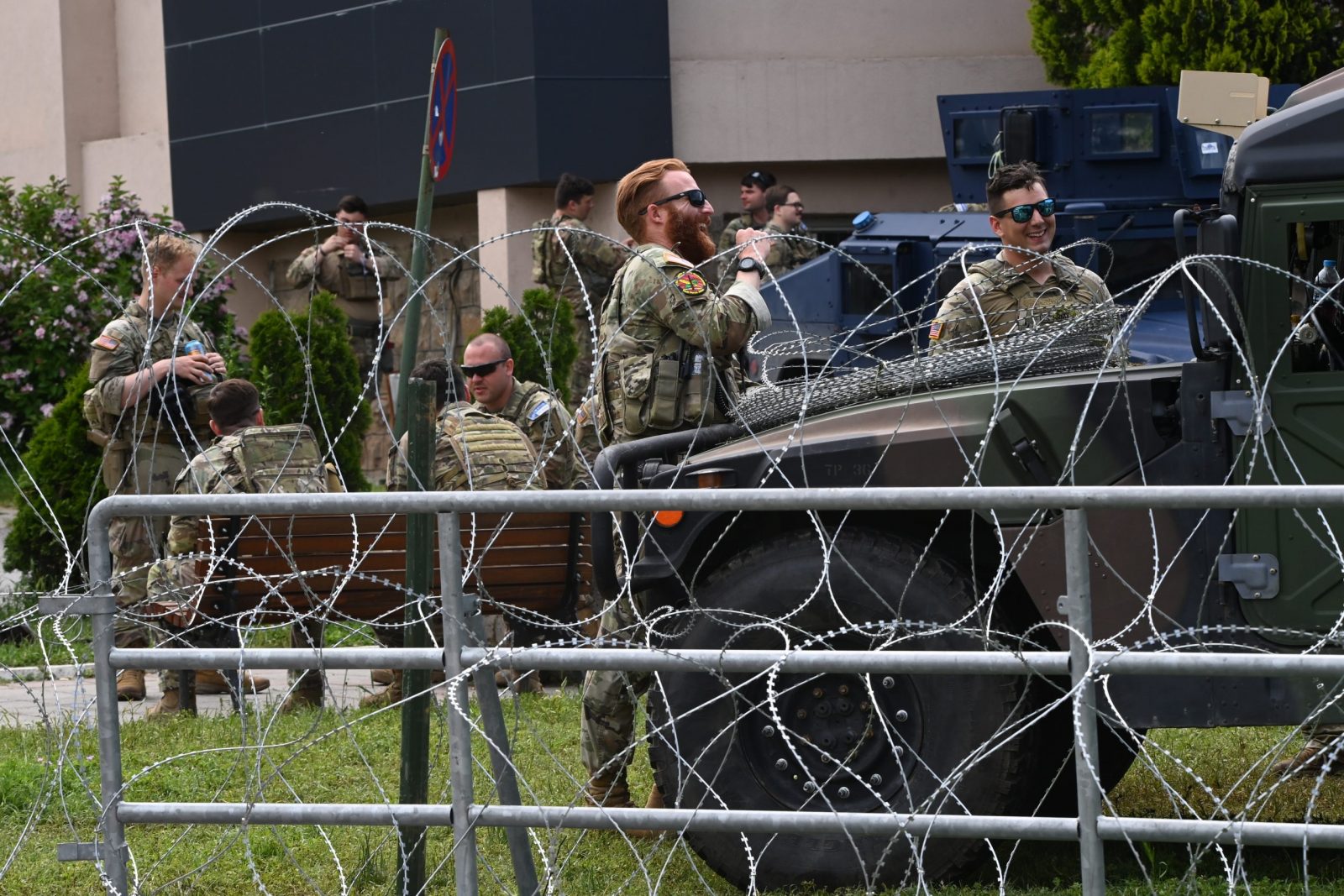 epa10668256 Soldiers of the US contingent of the NATO-led international peacekeeping Kosovo Force (KFOR) take positions in front of the municipality building in Leposavic, Kosovo, 02 June 2023. At least thirty KFOR peacekeepers and fifty two civilians were injured in clashes between security forces and ethnic Serbs in Zvecan on 29 May 2023. Tensions continue in northern Kosovo’s region, with majority of ethnic Serbian people, which arose after ethnic Albanians mayors took offices in four towns following elections boycotted by Serbian community.  EPA/GEORGI LICOVSKI
