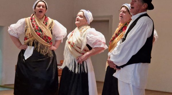 Èakovec, 2.6.2023.- Ministrica kulture i medija Nina Obuljen Korinek u petak je u Èakovcu uruèila povelje UNESCO-a nositeljima kulturnog dobra Meðimurske popevke koja je 2018. godine upisana na UNESCO-ov Reprezentativni popis nematerijalne kulturne batine èovjeèanstva. 
foto HINA/ Sinia Kalajdija/ ua