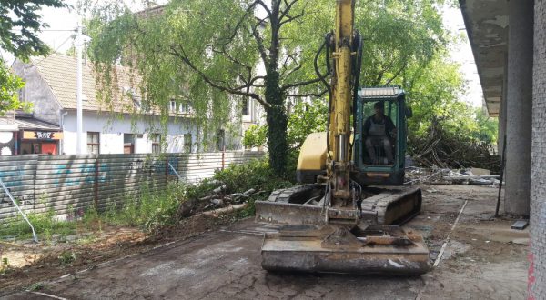 Zagreb, 2.6.2023.- Vlasnik Josip Barièeviæ poèeo je u petak s pripremama za ruenje stare, ruevne zgrade Zagrebaèke banke u Paromlinskoj ulici, koja se nalazi u blizini zagrebaèke Gradske uprave i Koncertne dvorane "Vatroslava Lisinskog", kod ulaza u Importanne centar.  
foto HINA/ Marina Bujan/ ua