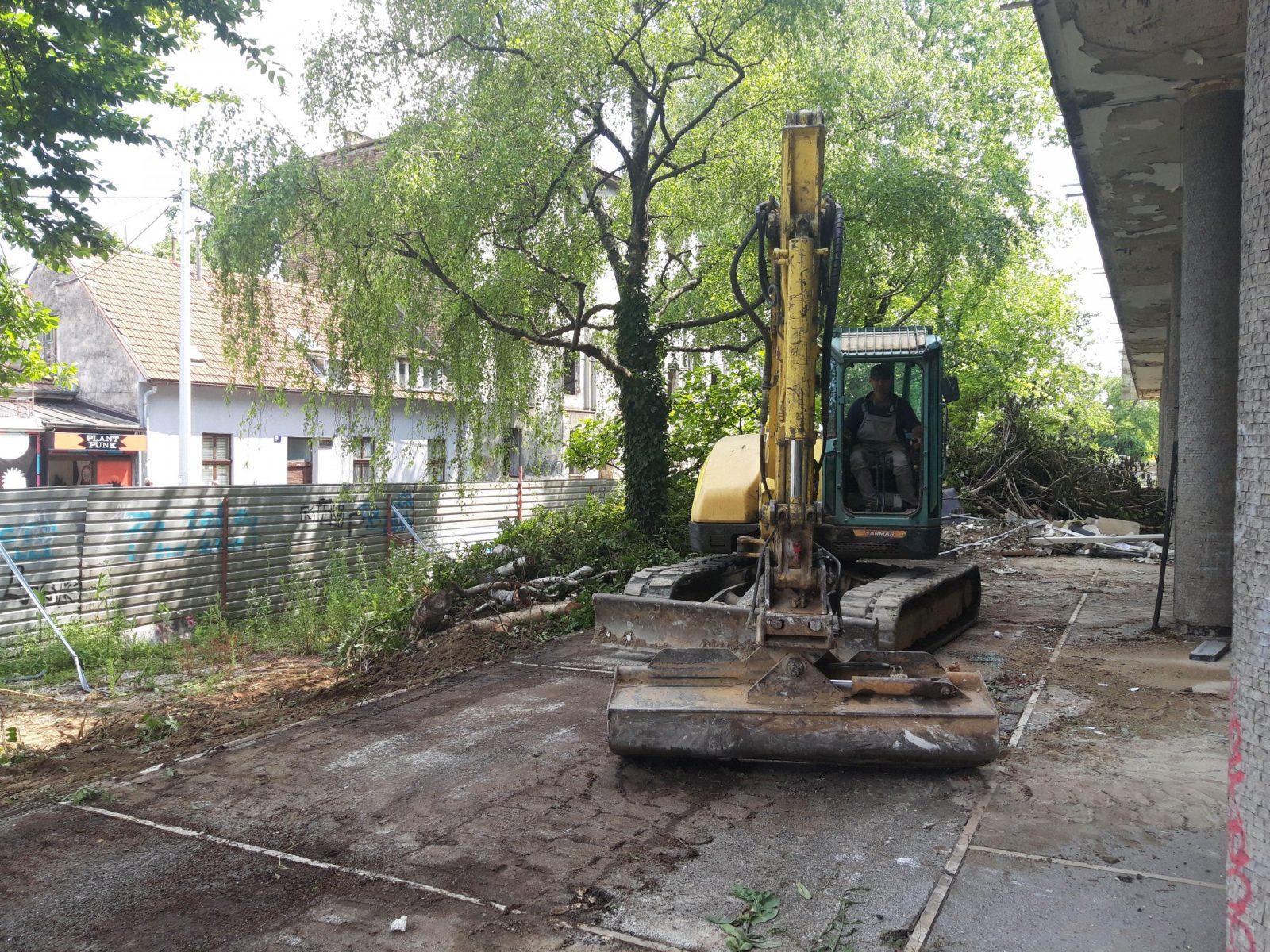 Zagreb, 2.6.2023.- Vlasnik Josip Barièeviæ poèeo je u petak s pripremama za ruenje stare, ruevne zgrade Zagrebaèke banke u Paromlinskoj ulici, koja se nalazi u blizini zagrebaèke Gradske uprave i Koncertne dvorane "Vatroslava Lisinskog", kod ulaza u Importanne centar.  
foto HINA/ Marina Bujan/ ua