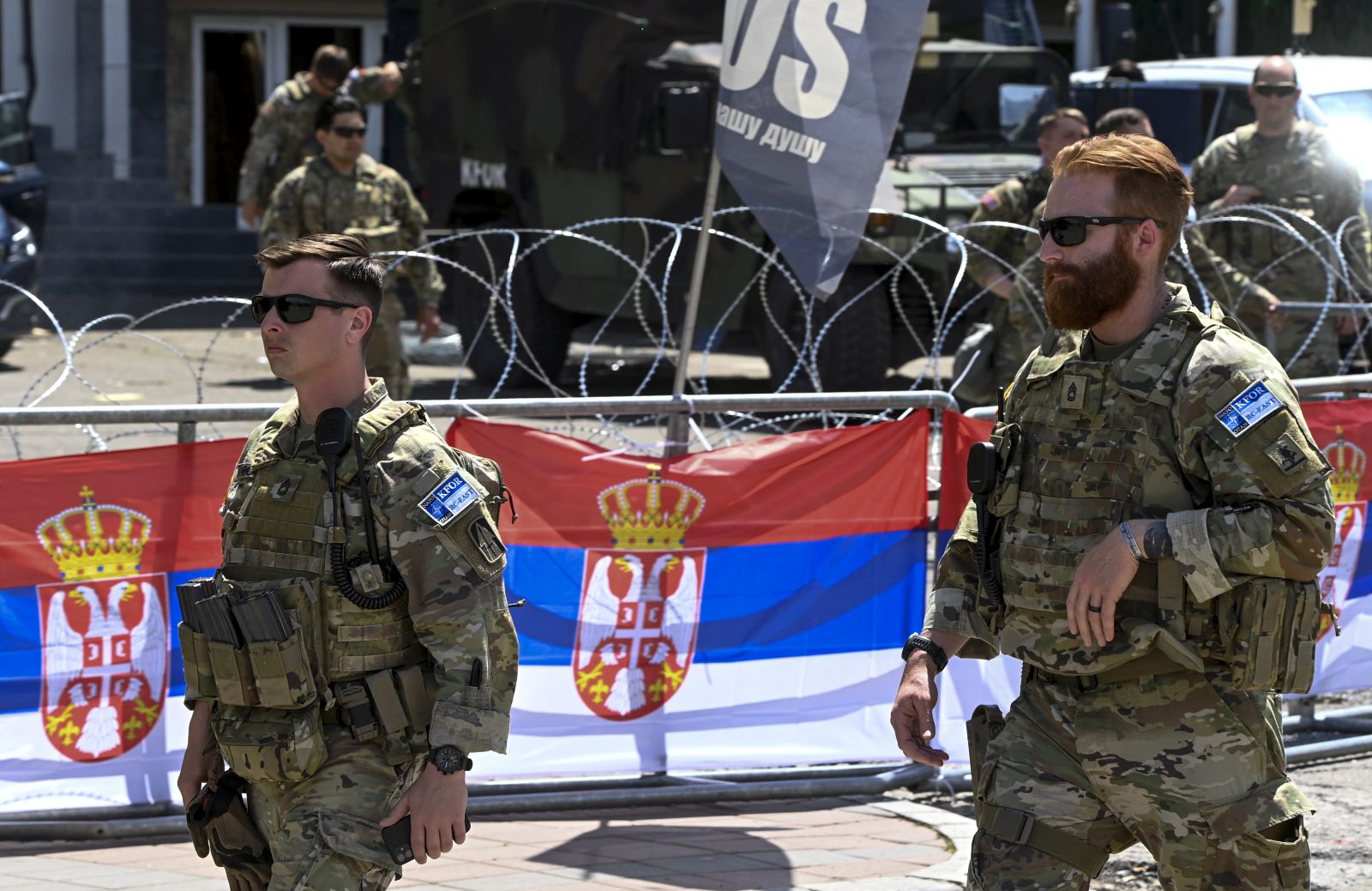 epa10669250 Soldiers of the US contingent of the NATO-led international peacekeeping Kosovo Force (KFOR) take positions in front of the municipality building in Leposavic, Kosovo, 02 June 2023. At least thirty KFOR peacekeepers and fifty two civilians were injured in clashes between security forces and ethnic Serbs in Zvecan on 29 May 2023. Tensions continue in northern Kosovo’s region, with a majority of ethnic Serbian people, which arose after ethnic Albanians mayors took offices in four towns following elections boycotted by the Serbian community.  EPA/GEORGI LICOVSKI