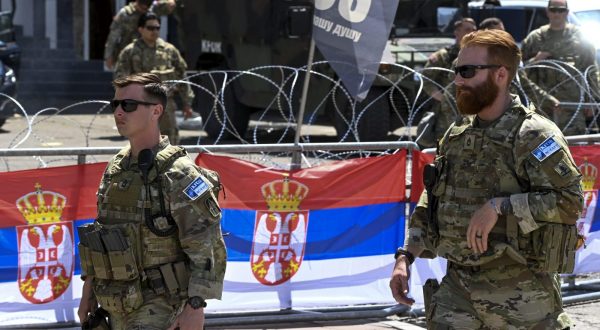 epa10669250 Soldiers of the US contingent of the NATO-led international peacekeeping Kosovo Force (KFOR) take positions in front of the municipality building in Leposavic, Kosovo, 02 June 2023. At least thirty KFOR peacekeepers and fifty two civilians were injured in clashes between security forces and ethnic Serbs in Zvecan on 29 May 2023. Tensions continue in northern Kosovo’s region, with a majority of ethnic Serbian people, which arose after ethnic Albanians mayors took offices in four towns following elections boycotted by the Serbian community.  EPA/GEORGI LICOVSKI