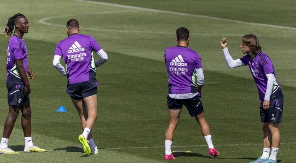 epa10670172 Real Madrid players Luka Modric (R) and Eduardo Camavinga (L) attend the team's training session at Valdebebas sport city in Madrid, Spain, 03 June 2023. Real Madrid will be facing Athletic Bilbao in a Spanish LaLiga match on 04 June 2023.  EPA/Daniel Gonzalez