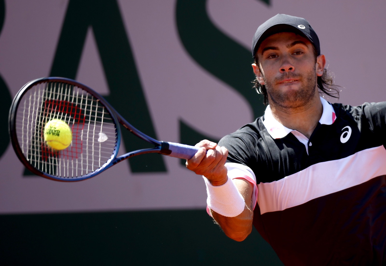 epa10670444 Borna Coric of Croatia plays Tomas Martin Etcheverry of Argentina in their Men's Singles third round match during the French Open Grand Slam tennis tournament at Roland Garros in Paris, France, 03 June 2023.  EPA/YOAN VALAT