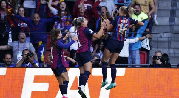epa10670933 FC Barcelona players celebrates the 3-2  lead of teammate Fridolina Rolfo during the UEFA Women's Champions League Final between FC Barcelona and VfL Wolfsburg in Eindhoven, Netherlands, 03 June 2023.  EPA/MAURICE VAN STEEN