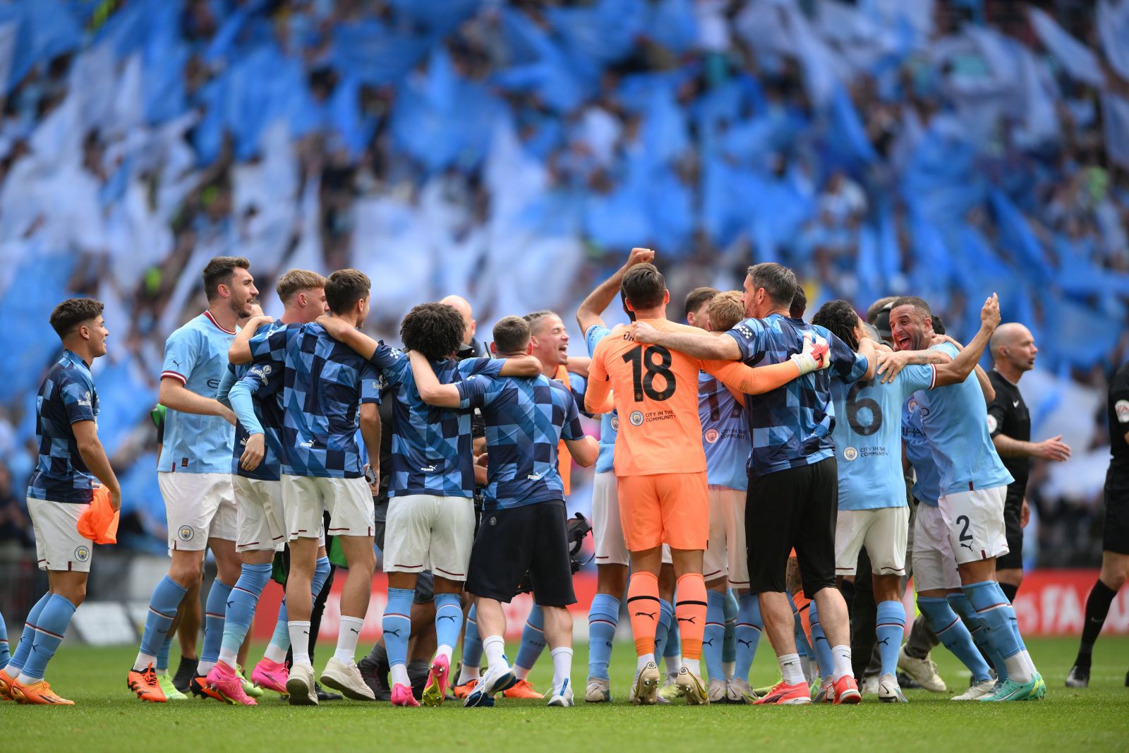 epa10670941 Manchester City players celebrate after winning the FA Cup final soccer match between Manchester City and Manchester United, in London, Britain, 03 June 2023.  EPA/DANIEL HAMBURY EDITORIAL USE ONLY. No use with unauthorized audio, video, data, fixture lists, club/league logos or 'live' services. Online in-match use limited to 120 images, no video emulation. No use in betting, games or single club/league/player publications.