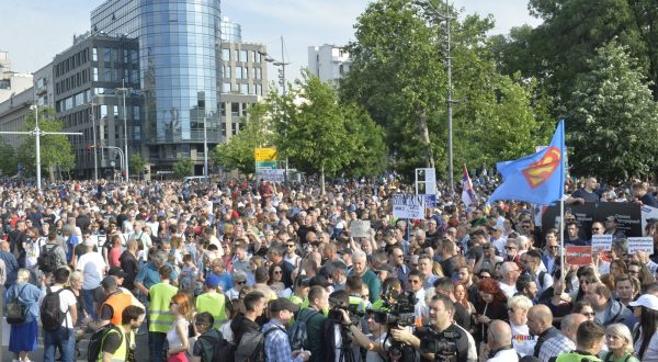 Beograd, 3.6.2023.- Prosvjed "Srbija protiv nasilja" , peti u nizu nakon dvije tragedije u beogradskoj osnovnoj koli i dva sela kod Mladenovca, poèeo je u subotu poslijepodne ispred Narodne skuptine. 
foto HINA/ TANJUG/ RADE PRELIÆ/ ua