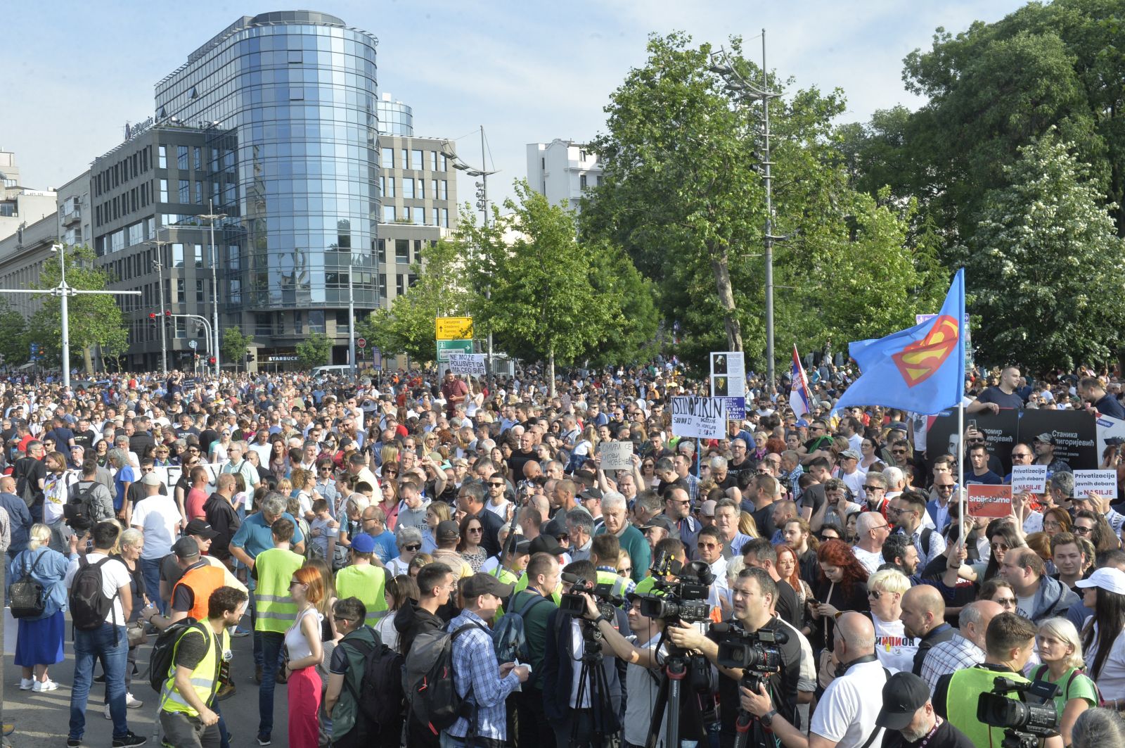 Beograd, 3.6.2023.- Prosvjed "Srbija protiv nasilja" , peti u nizu nakon dvije tragedije u beogradskoj osnovnoj koli i dva sela kod Mladenovca, poèeo je u subotu poslijepodne ispred Narodne skuptine. 
foto HINA/ TANJUG/ RADE PRELIÆ/ ua