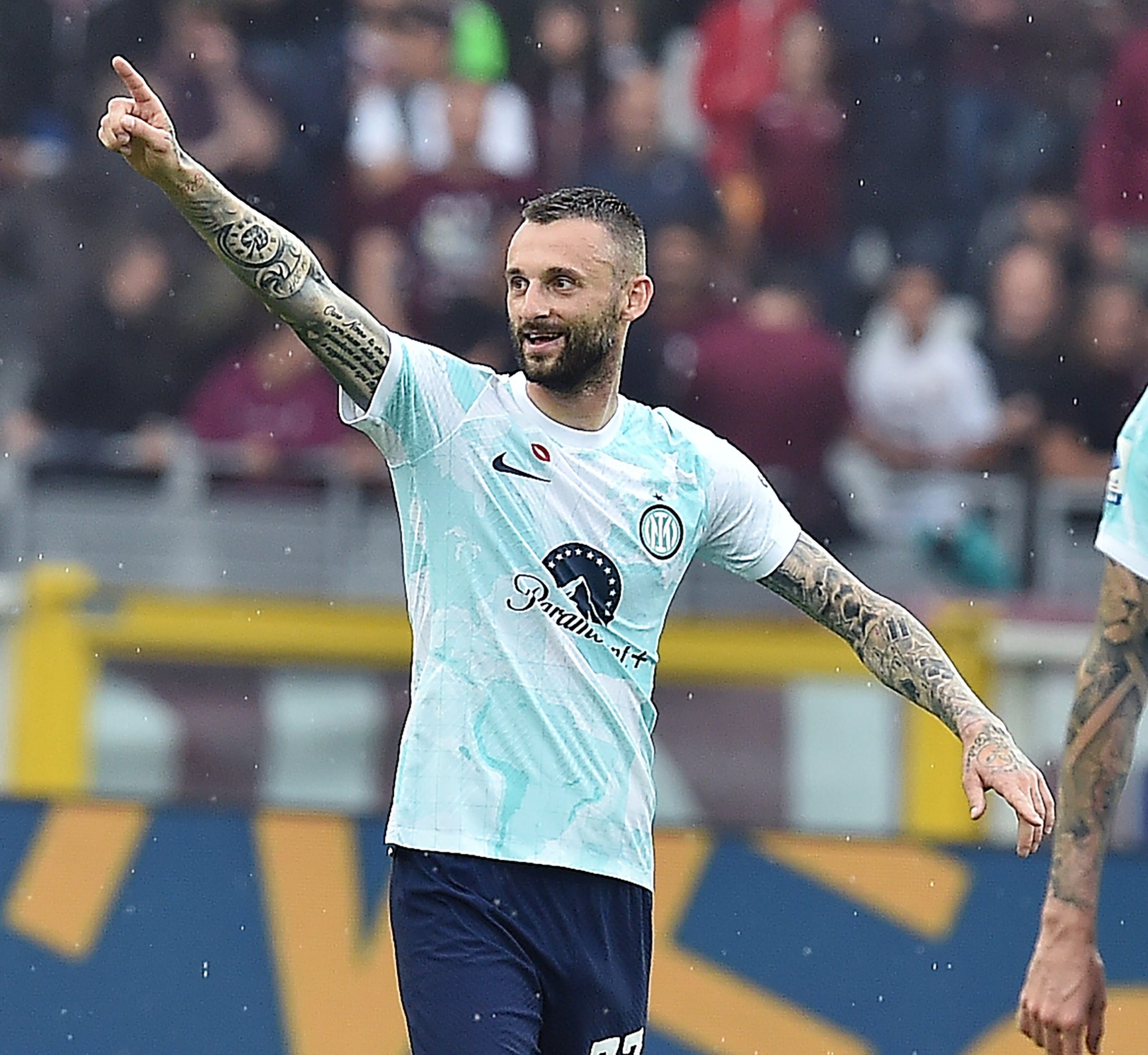 epa10671061 Inter's Marcelo Brozovic celebrates scoring the opening goal during the Italian Serie A soccer match Torino FC vs Inter FC at the Olimpico Grande Torino Stadium in Turin, Italy, 03 June 2023.  EPA/ALESSANDRO DI MARCO