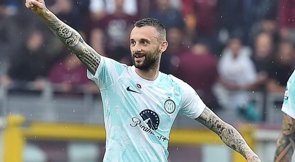 epa10671061 Inter's Marcelo Brozovic celebrates scoring the opening goal during the Italian Serie A soccer match Torino FC vs Inter FC at the Olimpico Grande Torino Stadium in Turin, Italy, 03 June 2023.  EPA/ALESSANDRO DI MARCO