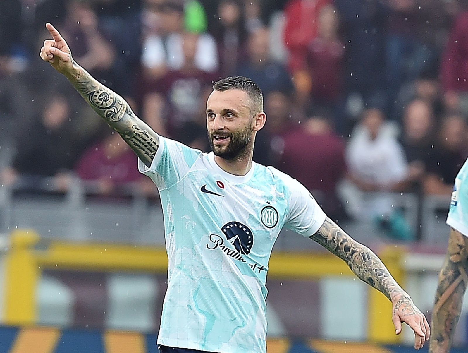 epa10671061 Inter's Marcelo Brozovic celebrates scoring the opening goal during the Italian Serie A soccer match Torino FC vs Inter FC at the Olimpico Grande Torino Stadium in Turin, Italy, 03 June 2023.  EPA/ALESSANDRO DI MARCO