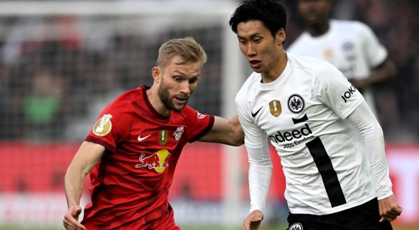 epa10671161 Konrad Laimer of RB Leipzig (R) in action with Daichi Kamada of Eintracht Frankfurt (C) during the DFB Pokal cup final soccer match between RB Leipzig and Eintracht Frankfurt, in Berlin, Germany, 03 June 2023.  EPA/FILIP SINGER CONDITIONS - ATTENTION:  The DFB regulations prohibit any use of photographs as image sequences and/or quasi-video.