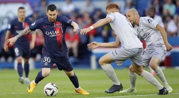epa10671391 Paris Saint Germain's Lionel Messi (L) in action against Maximiliano Caufriez of Clermont (C) and Johan Gastien of Clermont during the French Ligue 1 soccer match between Paris Saint Germain and Clermont Foot 63 in Paris, France, 03 June 2023.  EPA/CHRISTOPHE PETIT TESSON