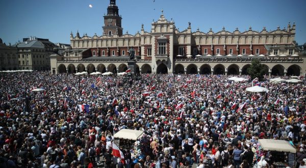 epa10672138 Supporters and members of opposition parties take part in a 'Freedom March' protest against government's policies at the Main Market Square in Krakow, Poland, 04 June 2023. The opposition march, on the 34th anniversary of the first partial-free elections in Poland on 04 June 1989, is to protest against Polish government policies.  EPA/LUKASZ GAGULSKI POLAND OUT
