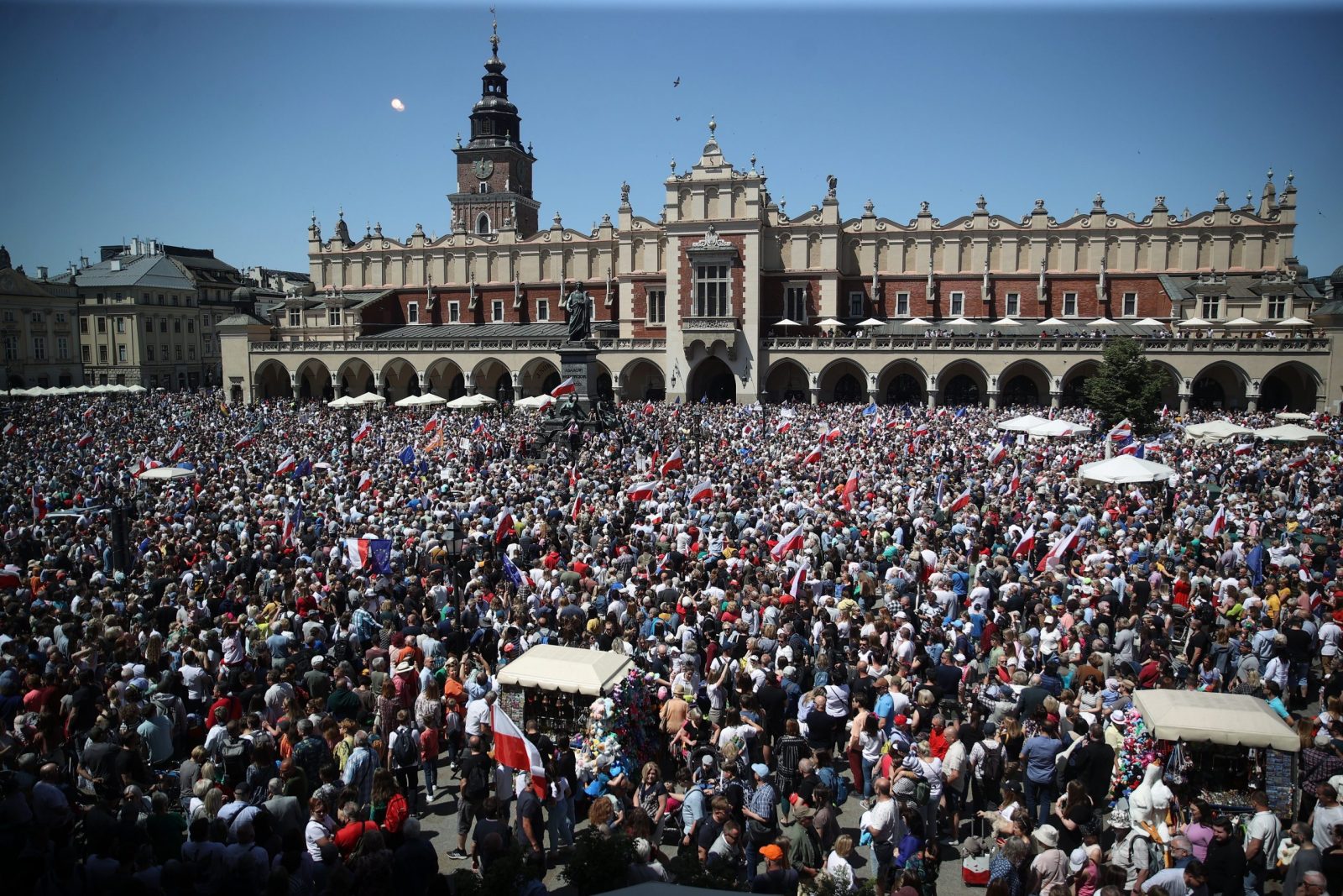 epa10672138 Supporters and members of opposition parties take part in a 'Freedom March' protest against government's policies at the Main Market Square in Krakow, Poland, 04 June 2023. The opposition march, on the 34th anniversary of the first partial-free elections in Poland on 04 June 1989, is to protest against Polish government policies.  EPA/LUKASZ GAGULSKI POLAND OUT