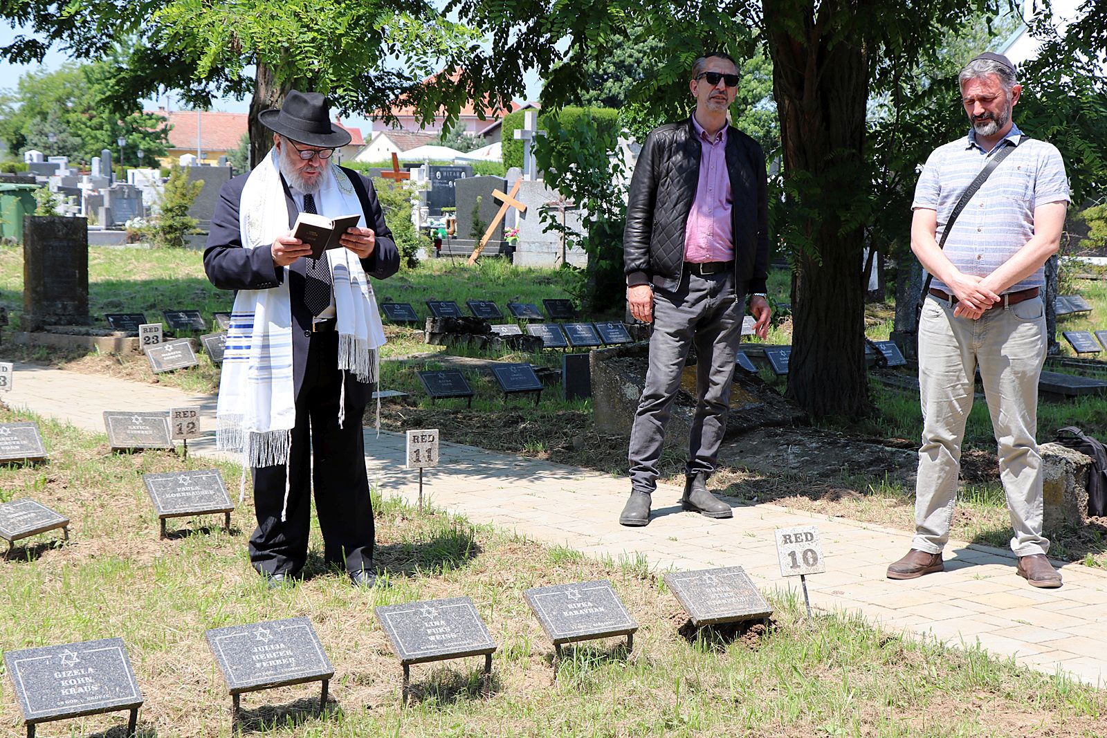 Ðakovo, 4.6.2023.- idovska opæina Osijek na idovskom groblju u Ðakovu organizirala je tradicionalnu komemoraciju u spomen na rtve holokausta meðu kojima je i 566 idova to su skonèali u sabirnom logoru to je u Ðakovu djelovao od 1941. do 1942. godine kada je kroza nj prolo oko 2.000 ena, djece i staraca, veæinom iz BiH. Molitvu prema idovskom obredu vodio je glavni rabin za Hrvatsku Moe Preleviæ. 
foto HINA/ Suzana upan/ ua