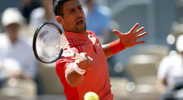 epa10672260 Novak Djokovic of Serbia plays Juan Pablo Varillas of Peru in their Men's Singles fourth round match during the French Open Grand Slam tennis tournament at Roland Garros in Paris, France, 04 June 2023.  EPA/YOAN VALAT